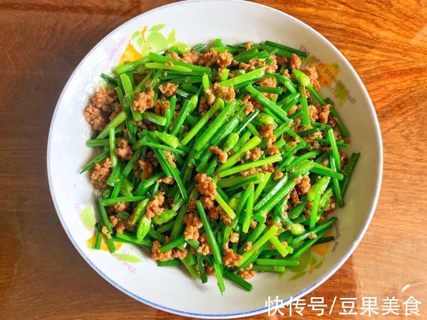 肉末|我这样做5分钟搞定 韭菜苔炒肉末，家人都爱吃