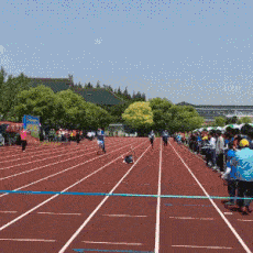 |搞笑GIF趣图:老妈说,男孩子的房间要简单一点,没毛病啊