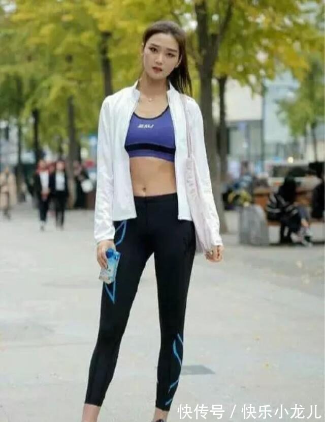 装扮 打底裤的装扮年轻有气质,衬托精美时尚感