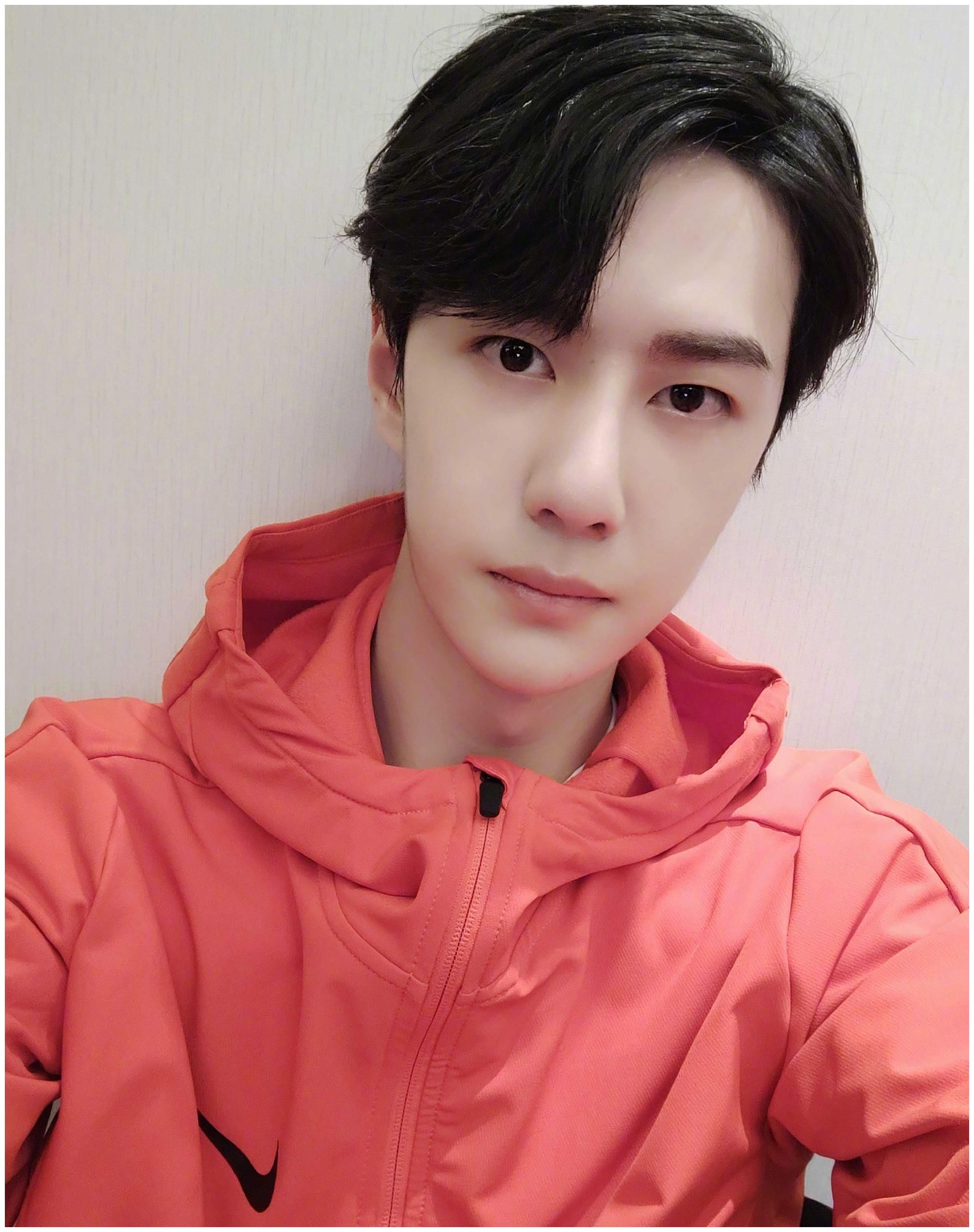 王一博与丁真合照颜值被吊打，虽然又瘦又高，但合照真的没赢