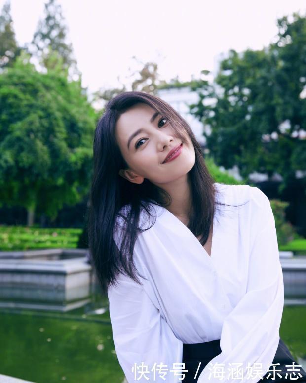 蓬松感|女人过了50岁,有白发的建议剪这5种“发型”,时髦还减龄