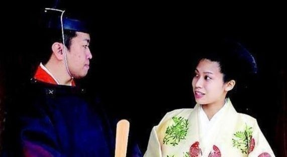 皇位|日本天皇传了100多代,却没有出现过抢夺皇位的,这是为何?