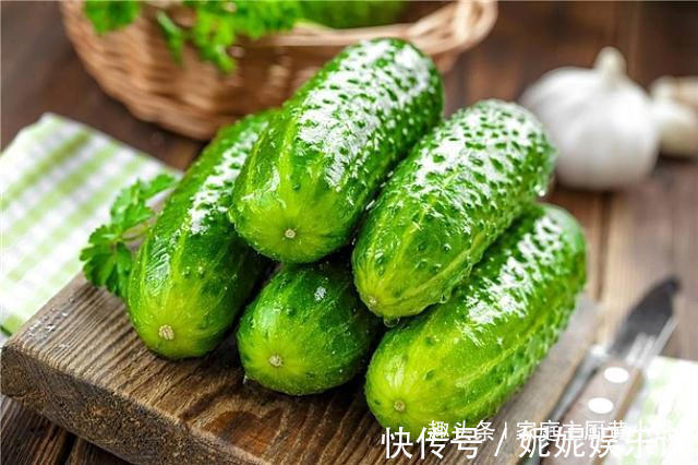 买黄瓜,学会菜农教你的这几招,一眼就可以看出是否打了激素