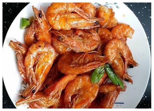 做基围虾,别再傻傻只用白水煮,大厨分享30年秘方,虾肉外酥里