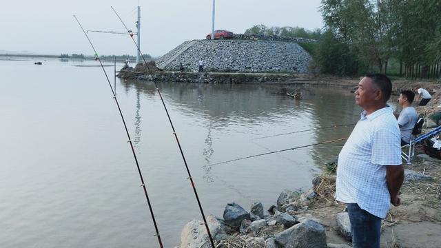 禁渔之下的钓鱼现象折断钓友鱼竿,能保护鱼类资源吗