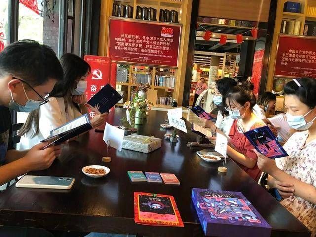 年轻人|除了当网红，书店又在靠“混搭”吸引年轻人