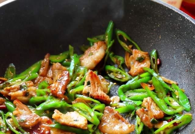 辣椒炒肉时,有人先炒辣椒有人先炒肉,教你饭店的做法,鲜嫩不腻