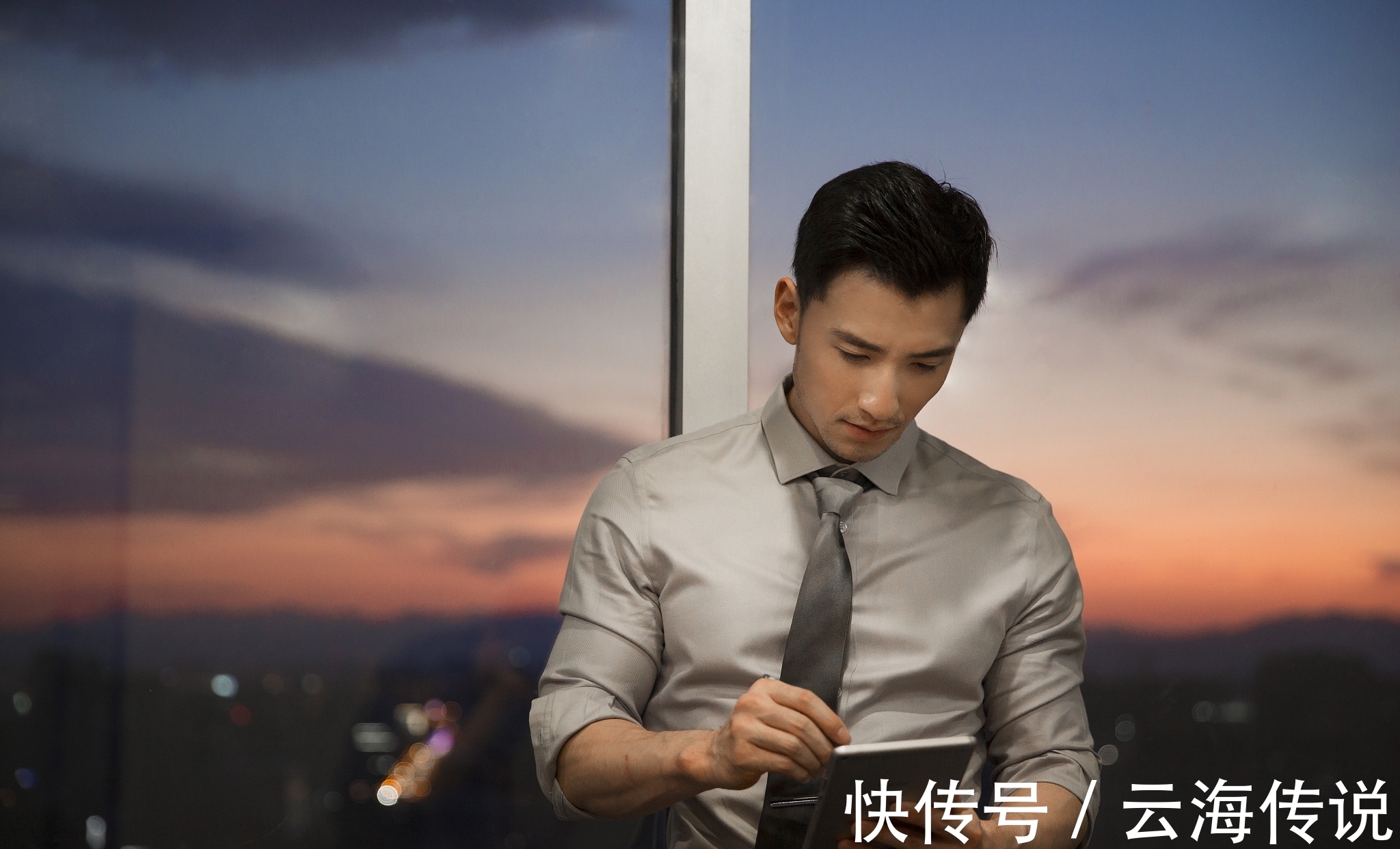 万通&为什么说普通人要靠这三样来翻身?读冯仑《扛住就是本事》有感