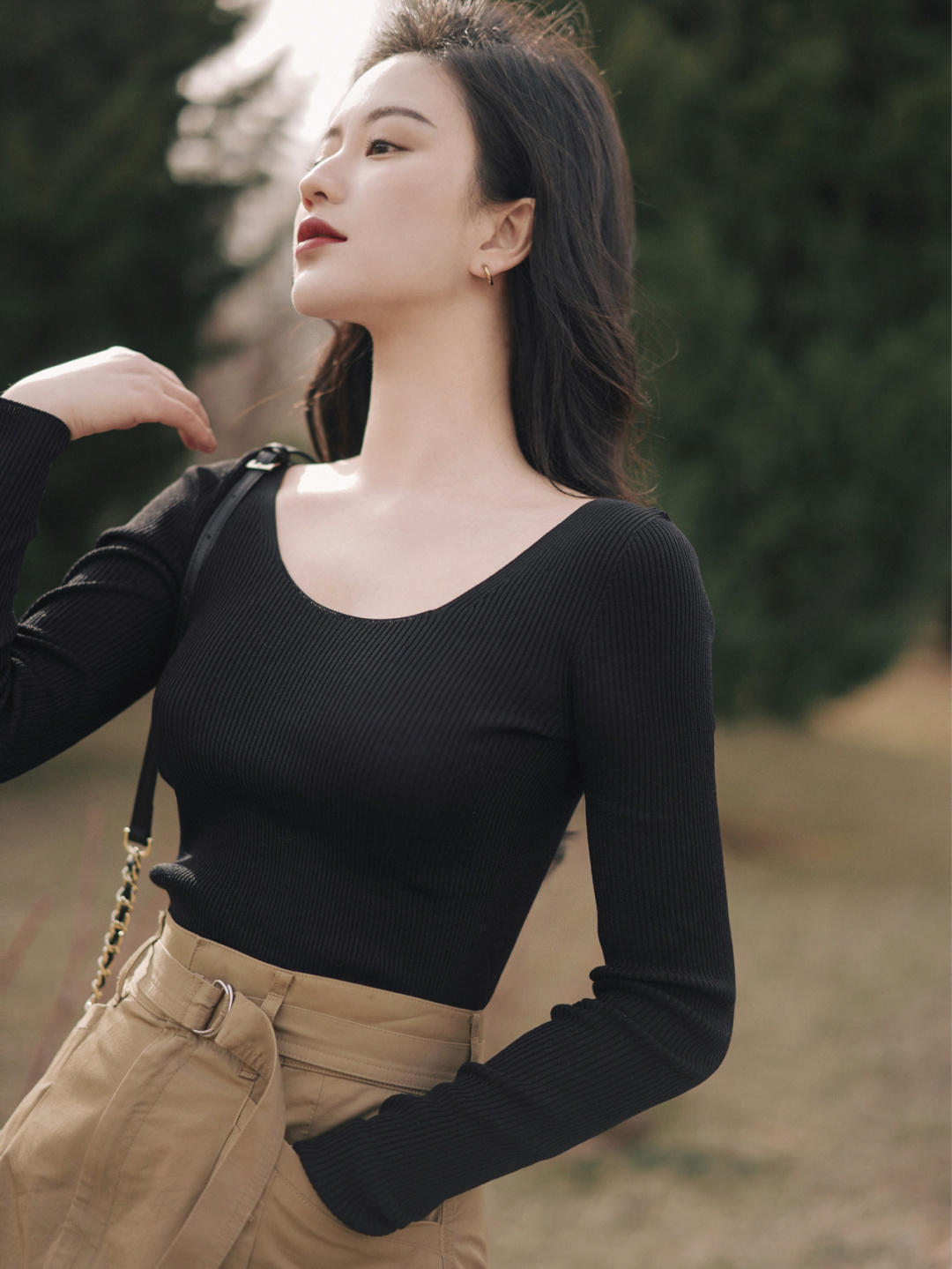 半身裙|职场法式穿搭指南,大u领针织衫+半身裙,穿起来气质又性感