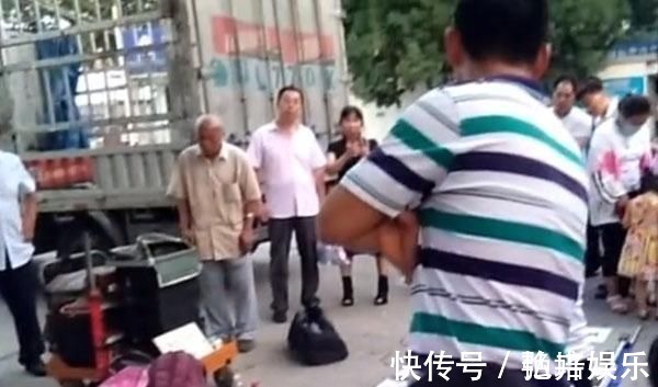 地摊!一位没有双手美女的“地摊书法”,用脚写欧楷榜书,用笔险绝精到