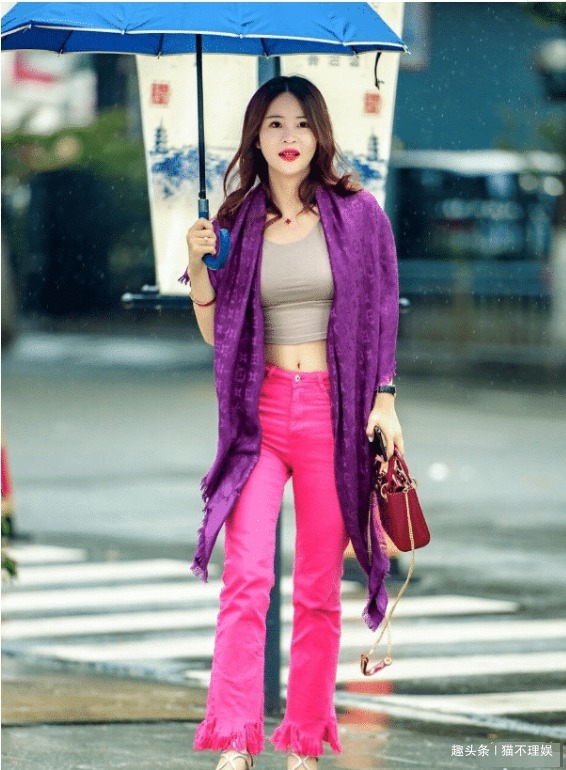 穿搭|贵妇一身艳丽穿搭,秒变“原宿风”,美丽动人