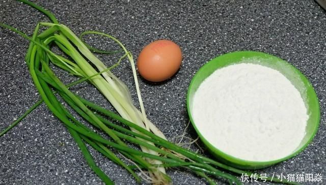 不用揉面,不用电饼铛,只要10分钟,轻松做出3张香葱薄饼,好吃