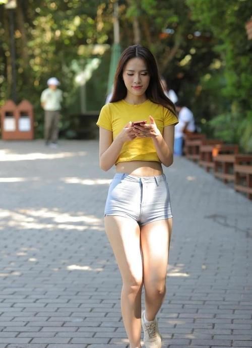 俏皮性|美女穿搭:黄色露腰短袖搭配牛仔短裤, 温柔甜美, 有你真甜