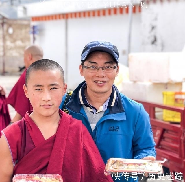 实拍和尚们的伙食，可乐雪碧套餐盒饭，网友：还招人不？