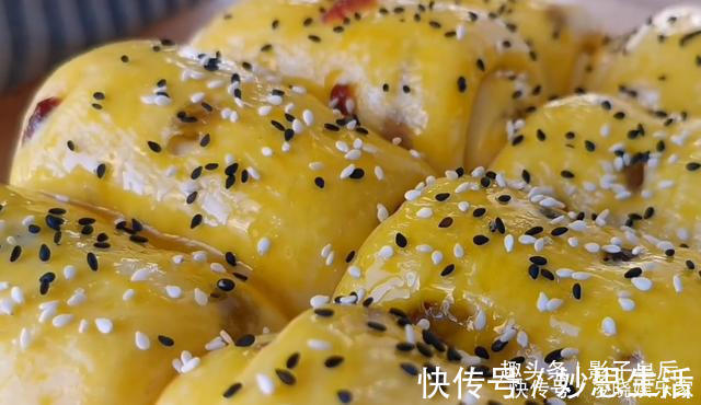 面粉里加2个橘子,不用揉面,不烤也不烙,筷子一搅,营养又解馋