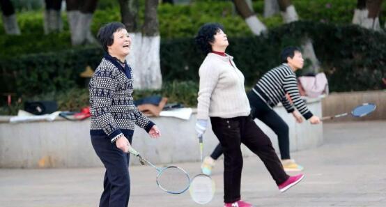 共同点|活到百岁的老人都有3个共同点，不是喝水不是睡觉，让你意想不到