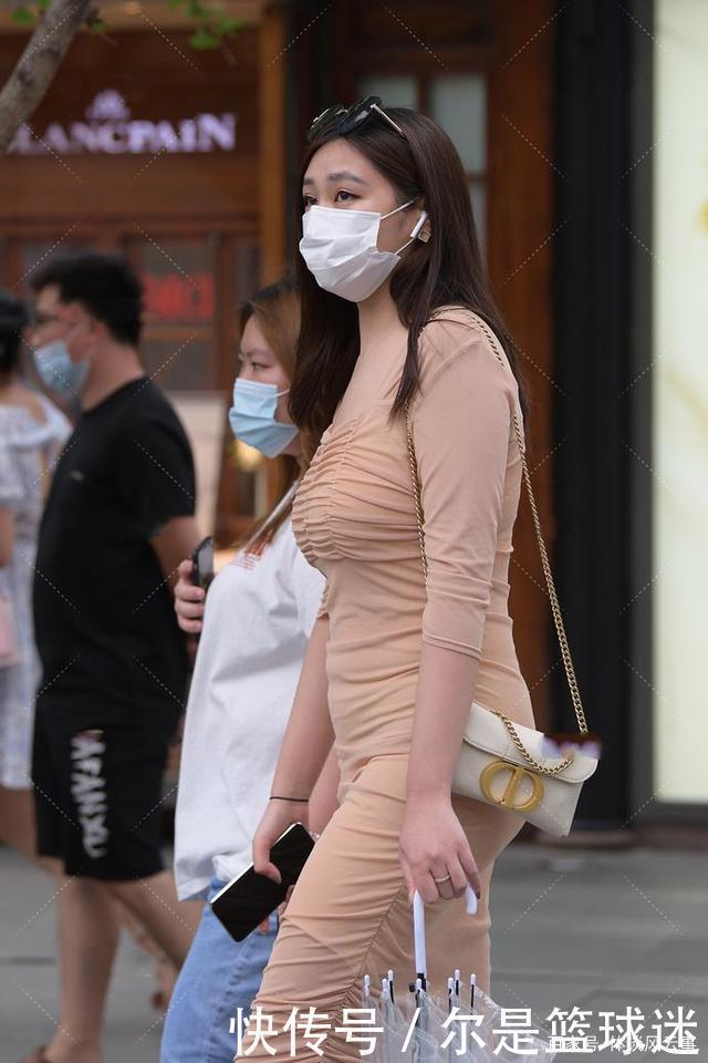 小姐姐|褶皱肉色连衣裙搭配粗跟高跟鞋，时尚有气质，简单又大方