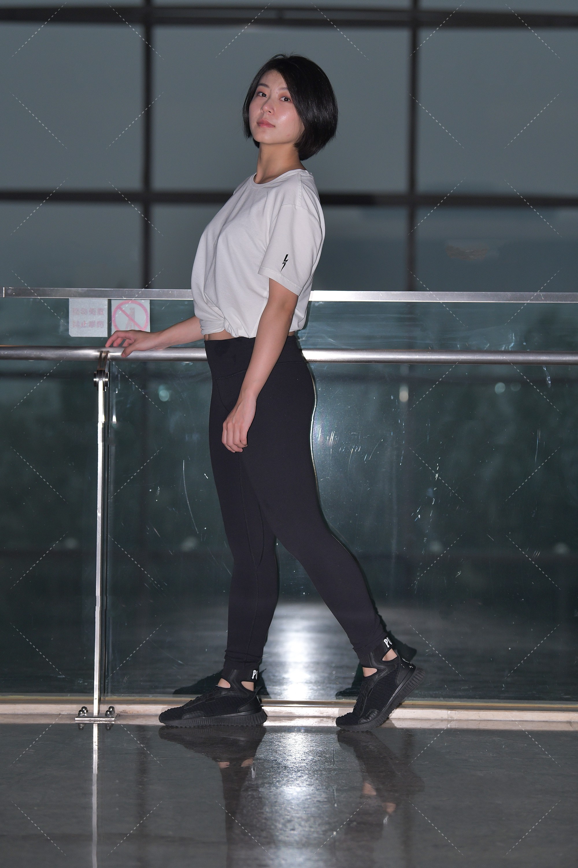 白与黑|白色短袖搭配小黑裤,简单精致,经典不过时