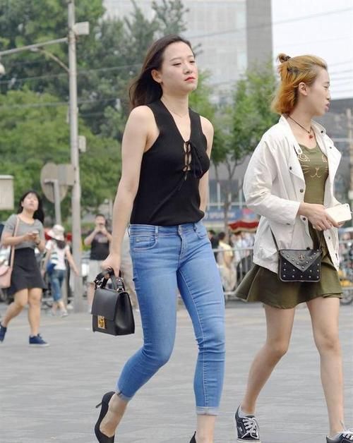 针织|紧身牛仔裤搭配针织背心，时尚干练，外搭小香风外套，颇有名媛