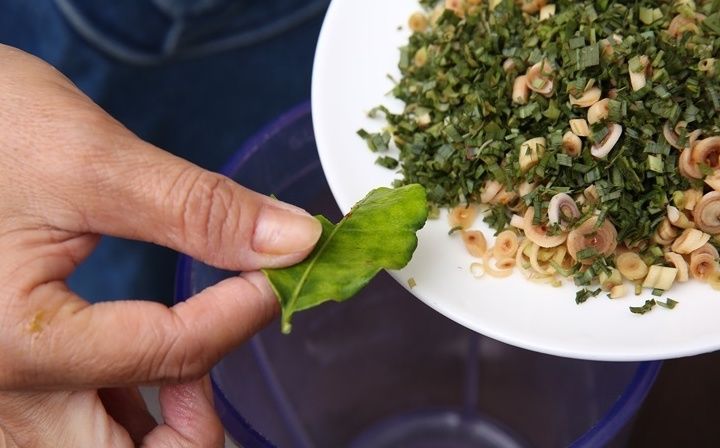  鸡腿怎么做更好吃？两个鸡腿10根香茅，先腌后煎步骤不能少！