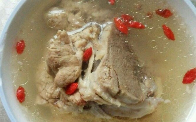 骨头汤|骨头汤怎么炖都不白?大厨指出原因,用水不正确,时间再长也白炖