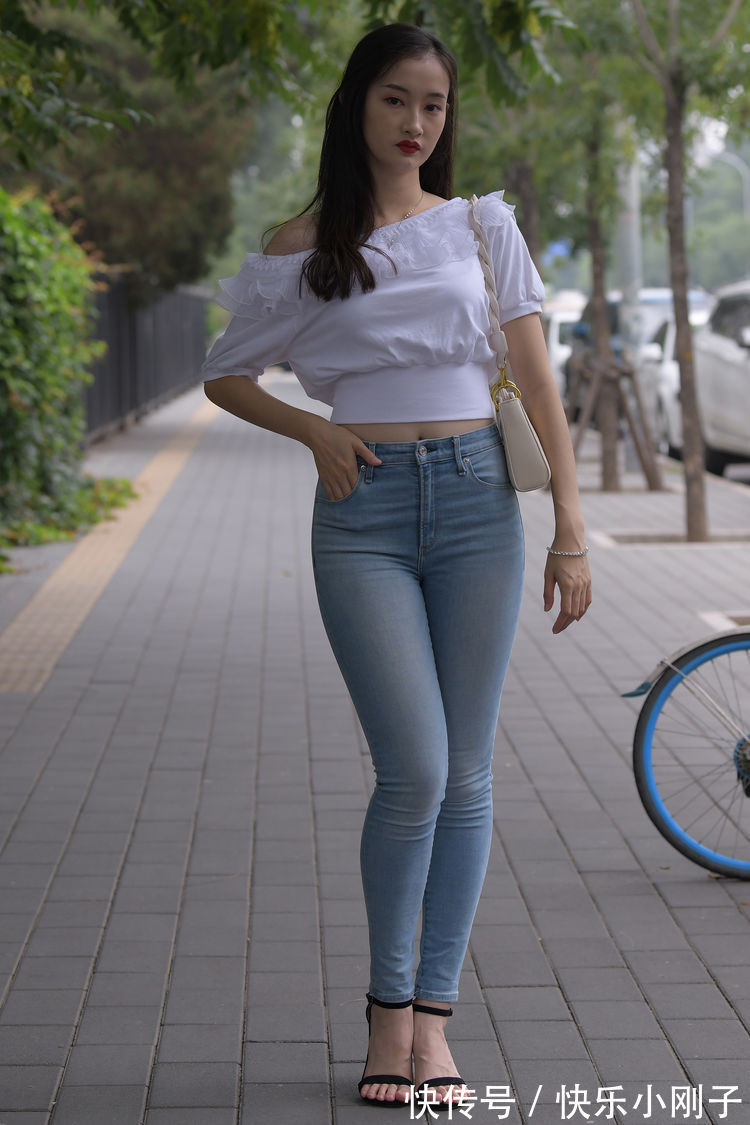 风格 百搭型的修身牛仔裤,配上时尚小衫,穿出了简约又休闲的风格