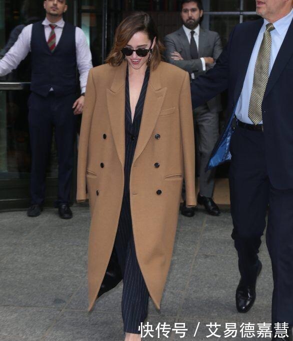 女人|女人过了45岁,买大衣尽量避开这4种廉价色,俗气显老谁穿谁丑