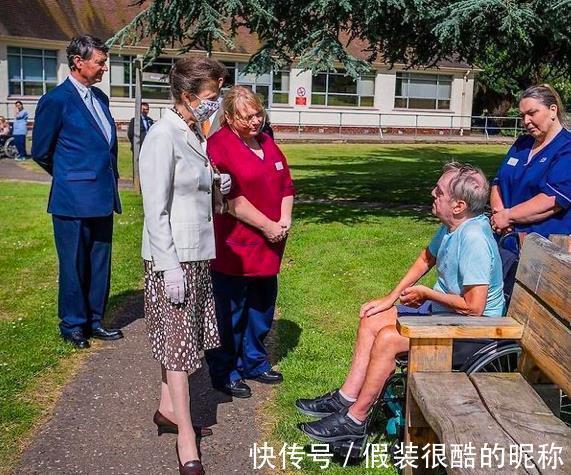 惊心|英国70岁长公主惊艳亮相！短袖款西装好时髦，皮包骨手臂看得惊心