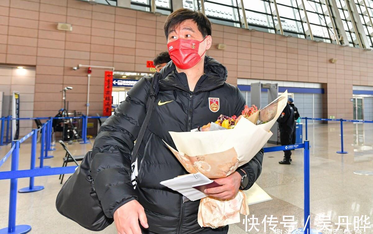 里皮|足球权威记者有新奇表态:建议中国国足撤下李霄鹏,使用韩国教练
