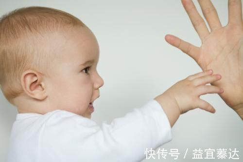 宝宝|舅舅赖着宝宝要喝奶,宝宝的反应,让一旁的妈妈笑岔了气