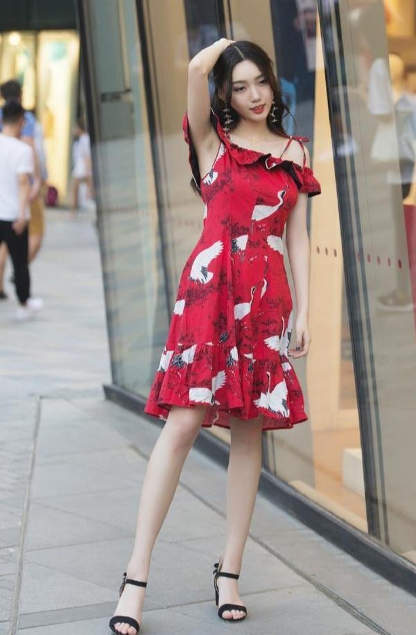 时尚女郎偏爱吊带连衣裙，简约又时尚，红色花纹中国风的感觉