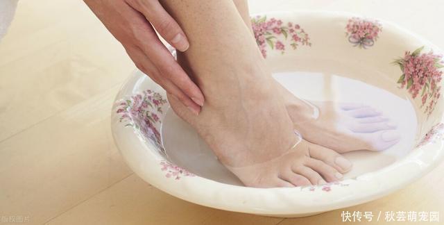 什么时间刷牙,泡脚,散步洗澡好?老年人养生,把握4个黄金时间