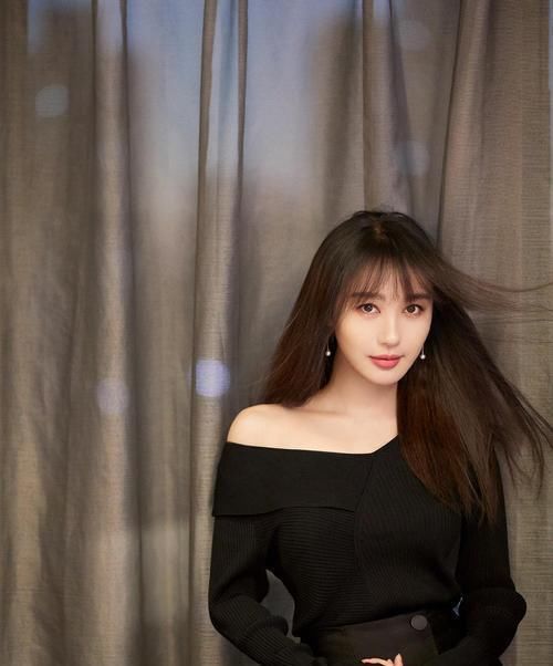 黄晓明暖心递纸给李菲儿，女方高情商展露无余，大家担心的修罗场没有发生