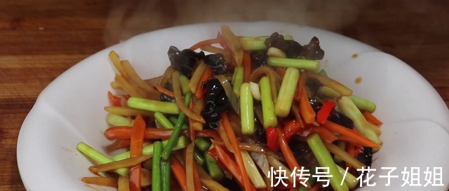 炒土豆丝|1把蒜苔，1个土豆，这样做实在太香了，拿红烧肉也不换，做法简单！