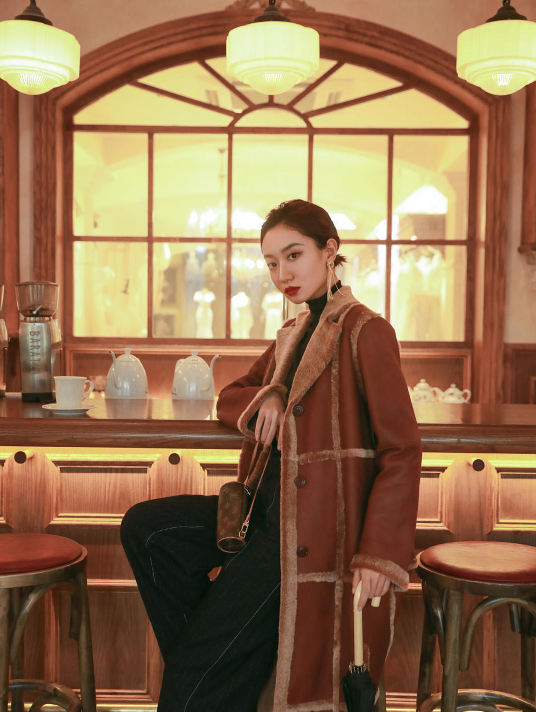 大衣|你离时髦精只差一件“皮大衣”,打扮潇洒舒适不扮嫩,适合普通人