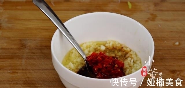 搅拌均匀|娃娃菜别再涮火锅了,大厨教你秘制做法,香辣开胃,吃了还想吃