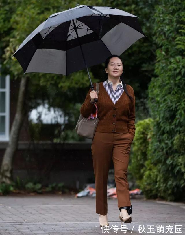 华为|不愧是华为接班人！孟晚舟条纹衬衫+阔腿裤，挡不住富态气质美