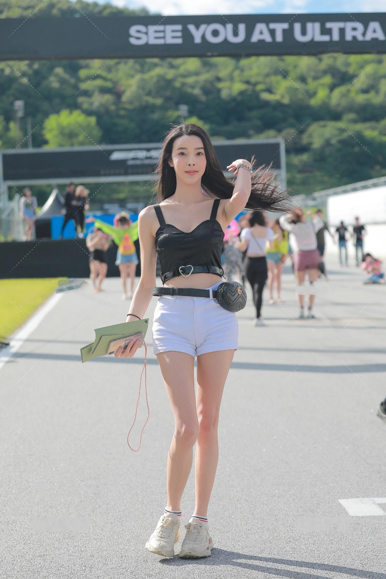 展现自己|黑色无袖短款上衣搭配浅色牛仔裤, 清新秀丽, 充满活力