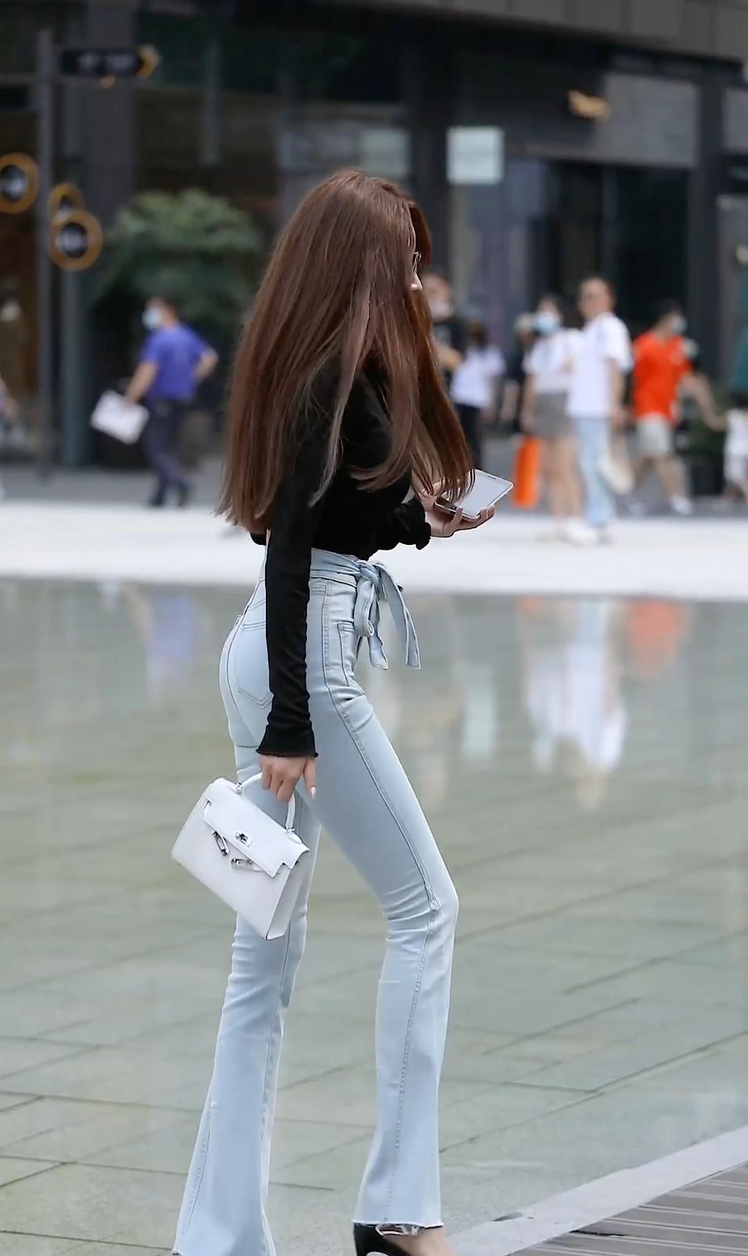 黑衣御姐气场超强,修身穿搭秀出好身材,长腿炸街尽显迷人气质