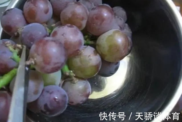 洗葡萄时，别只会用盐水泡，多加1步，农残虫卵统统洗掉，特干净