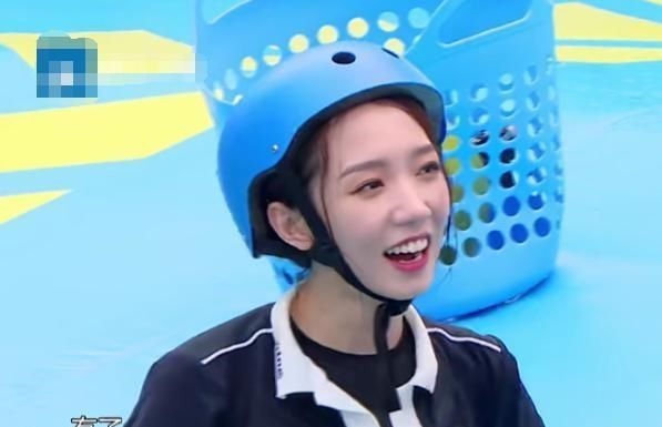 孟美岐“生理期”還下水錄跑男當(dāng)注意她坐下的姿勢(shì)，女生看了都懂