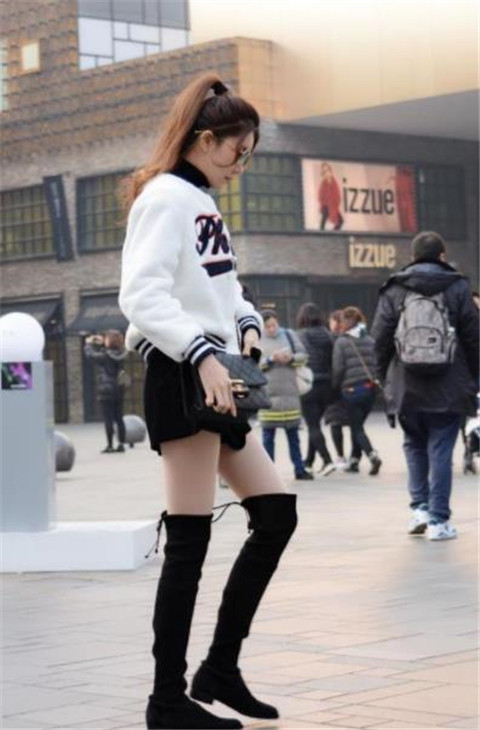街拍气质迷人的小姐姐,唯美的穿搭很动人,让人心动的感觉