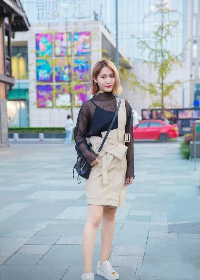 街拍:长相清纯可爱的小姐姐,蓝色连衣裙穿出了气质,真的养眼