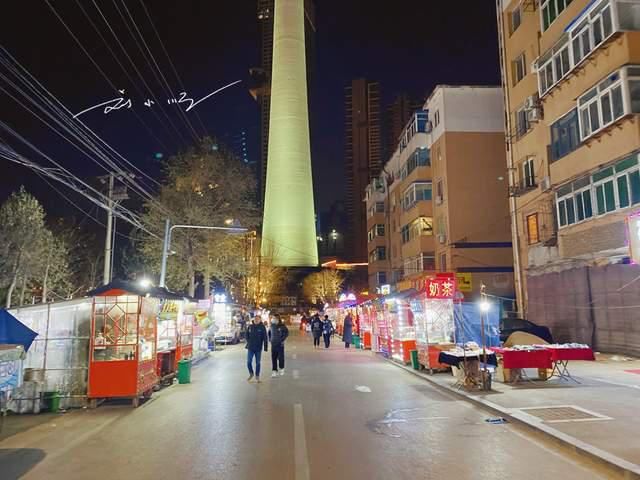 沈阳旅游|沈阳地标建筑下有一处夜市，天寒地冻仍坚持营业，摊主比客人还多