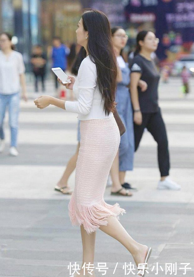 气质|穿流苏裙出行的女生,休闲好看又有气质