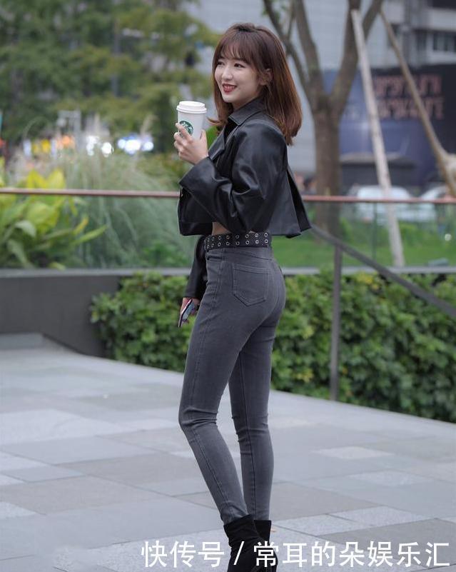 黑色|黑色皮夹克+紧身牛仔裤=御姐范儿,性感又可爱,让小姐姐火遍秋天
