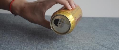 今天才知道，易拉罐拉环上套根橡皮筋，有一个隐藏实用功能，太棒了