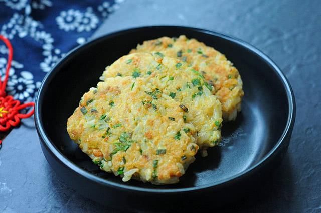 马蹄|精选美食：傲椒小河虾，马蹄炒鲜虾，猪肝炒白菜，葱香糯米饼的做法