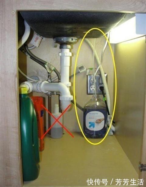洗了这么多年的碗，才知道打开水槽上的小孔，塞一根软管方便洗碗