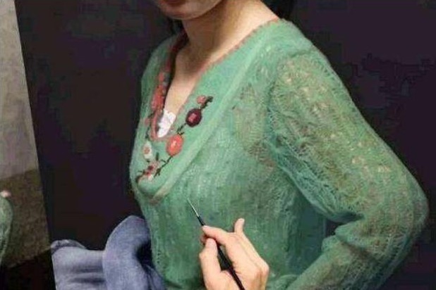 天价|一幅少女画拍六千万天价放大百倍观看,衣服是怎么画上的